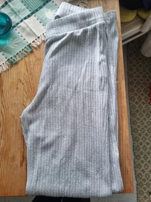  Utförsäljning, allt 100 kr i fint skick  - Säljer  ljusgrå ribbade byxor och en limegrön bustier med smala axelband och markerade kupor. Byxorna har mjukt material och bustiern har en snygg, figurnära passform. Perfekt för dig som gillar trendiga och bekväma underkläder. Sälja allt för 100 kr 🙂 utförsäljning 