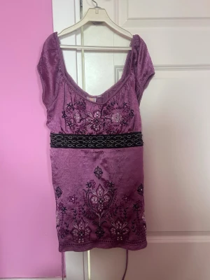 2000s topp - Ser lite stor ut på bilden, det är bara att knyta snörerna där bak för att bli snatched🙈På tröjan står det storlek L men passar säkert M också. Jag har storlek S och det såg också bra ut! Säljer pga att den är för stor för mig och tyvärr inte kom till användning💗