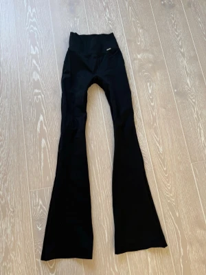 Yogabyxor - Säljer dessa svarta ribbade yogabyxor från aimn i storlek XS🥰 knappt använda!!