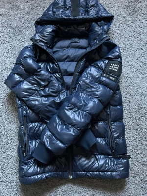 Peak performance jacka  - Jacka i bra skick från peak performance. Den har ett litet hål vid högerarm men annars bra skick kan skicka eller mötas upp i Lerum hör av er om ni undrar något💯