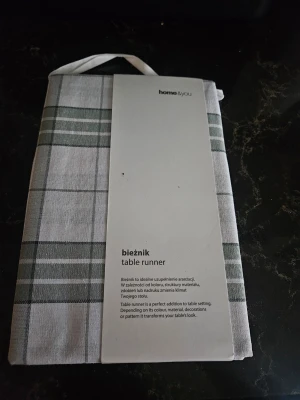 Ny grön/vit bordslöpare 35×180 cm - Ny Grön/vit bordslöpare i förpackning från Home & You. Måtten är 35×180 cm. 