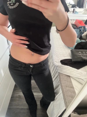 Cheap monday jeans  - Säljer nu mina cheap monday jeans på grund av att de är lite för små. Jag är 173 å dom är bra i längden på mig. Lite urtvättade men annars jättebra skick! Hör av er💞Storlek 25/32