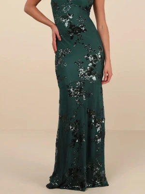 Mörkgrön långklänning med paljetter - Elegant mörkgrön långklänning med smala axelband och öppen rygg med snörning. Klänningen har glittriga paljettdetaljer i blommigt mönster och figurnära passform. Perfekt för dig som vill sticka ut på bal eller fest. Retur kostar 600kr och jag har endast provat den på men den passade ej så provar här istället🥰