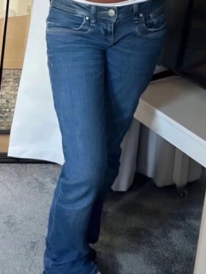 Blå bootcut jeans med låg midja - Supersnygga low waist bootcut jeans ifrån LTB. Jättefint skick. Säljer då jag tyvärr inte använder dem!💗lånad bild men exakt samma jeans. Storlek 25