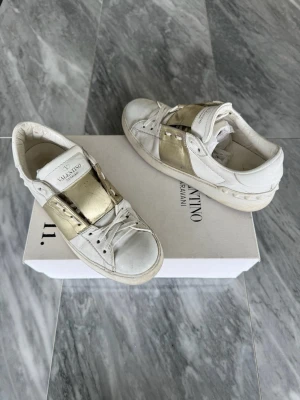 Valentino Open skor  - Valentino Open - Skick: Bra skick - Storlek 36 - Tillbehör: Valentino kort - Nypris: 6000kr - TrendWardrobe