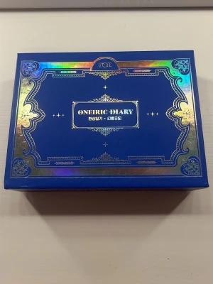 IZ*ONE Oneiric Diary Kihno album - Säljer ett ovanligt iz*one album med allt innehåll som är på bilderna, det är 2 photocards av varje medlem. Är lite osäker ifall något saknas då jag köpte den för väldigt länge sedan. Bara att ställa frågor!💓