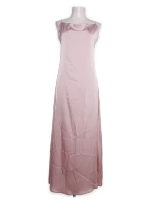 Ljusrosa långklänning med smala band - Säljer en elegant ljusrosa långklänning med smala axelband och knyt i ryggen. Klänningen har en rak, enkel siluett och är tillverkad i ett mjukt, glansigt material som ger en lyxig känsla. Perfekt för sommarens alla tillfällen.