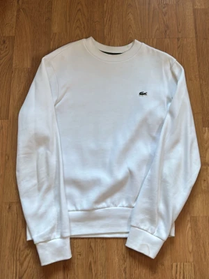 Vit sweatshirt från Lacoste - 300kr