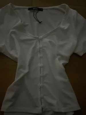 Vit blus med knappar från Bik Bok - Jätte fin somrig blus/topp!🩷