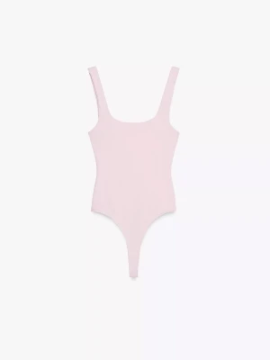 Body med låg rygg - Söt rosa body med låg rygg ifrån Zara. Bodyn är i storlek S och har små ynka defekter. Skriv för egna bilder och prisförslag ❣️❣️