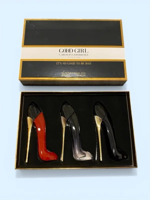 Carolina Herrera parfymset - Exklusivt parfymset från Carolina Herrera med tre Eau de Parfum i ikoniska stilettflaskor. Setet innehåller dofter i svart, röd och blåtonad glasflaska med gulddetaljer. Perfekt för dig som vill ha lyxiga och unika parfymer i samlingen. Oanvända. Skicka gärna ett bud!