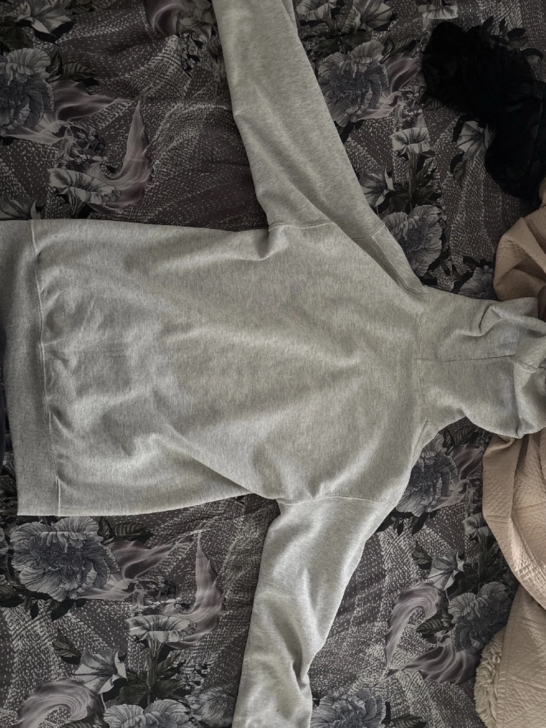 Grå hoodie med stjärntryck - 1