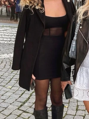 Snygg Bershka klänning med meshdetalj - Snygg svart kort klänning med tunna axelband och transparent meshdetalj i midjan. Klänningen har en figurnära passform och är perfekt för dig som gillar en stilren men ändå trendig look.    Säljer denna supersnygga klänningen från Bershka  Har använt några gånger Absolut älskar denna, den sitter tajt och formar jättefint, framhäver, verkligen figuren Tyvärr för liten nu Har detaljer under bysten med transparent / see through tyg  XS