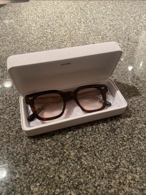 Bruna fyrkantiga solglasögon - Snygga Blue light glasses. Väldigt stiliga och fina. Perfekta för dig som vill ha en trendig accessoar men också göra outfit så mycket snyggare och stiligare. Kan användas annars också för att skydda ögonen. Priset går att diskutera😊