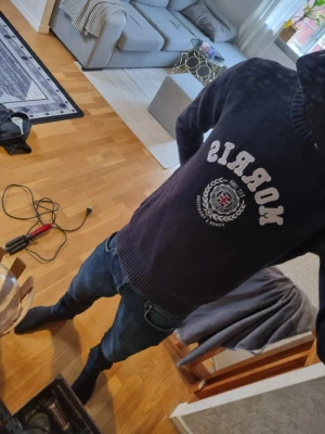 Mörkblå tröja från Morris - 💥 Morris stickad tröja 💥 Storlek S ✨ Mycket bra skick 👌😍 Sitter så fint & är superbekväm 😍 En riktig go-to i garderoben 🤍 Försvinner snabbt!! 🚀🔥” skickar med något extra i paketet 😉