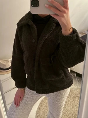Zara jacka - Teddyjacka från Zara i en fin mossgrön färg 🌺