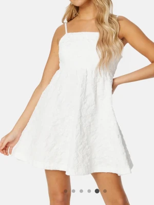 Vit söt klänning  - Super söt vit klänning, med ett detaljerat material som gör att den sticker ut i mängden. Perfekta studentklänningen!!💓