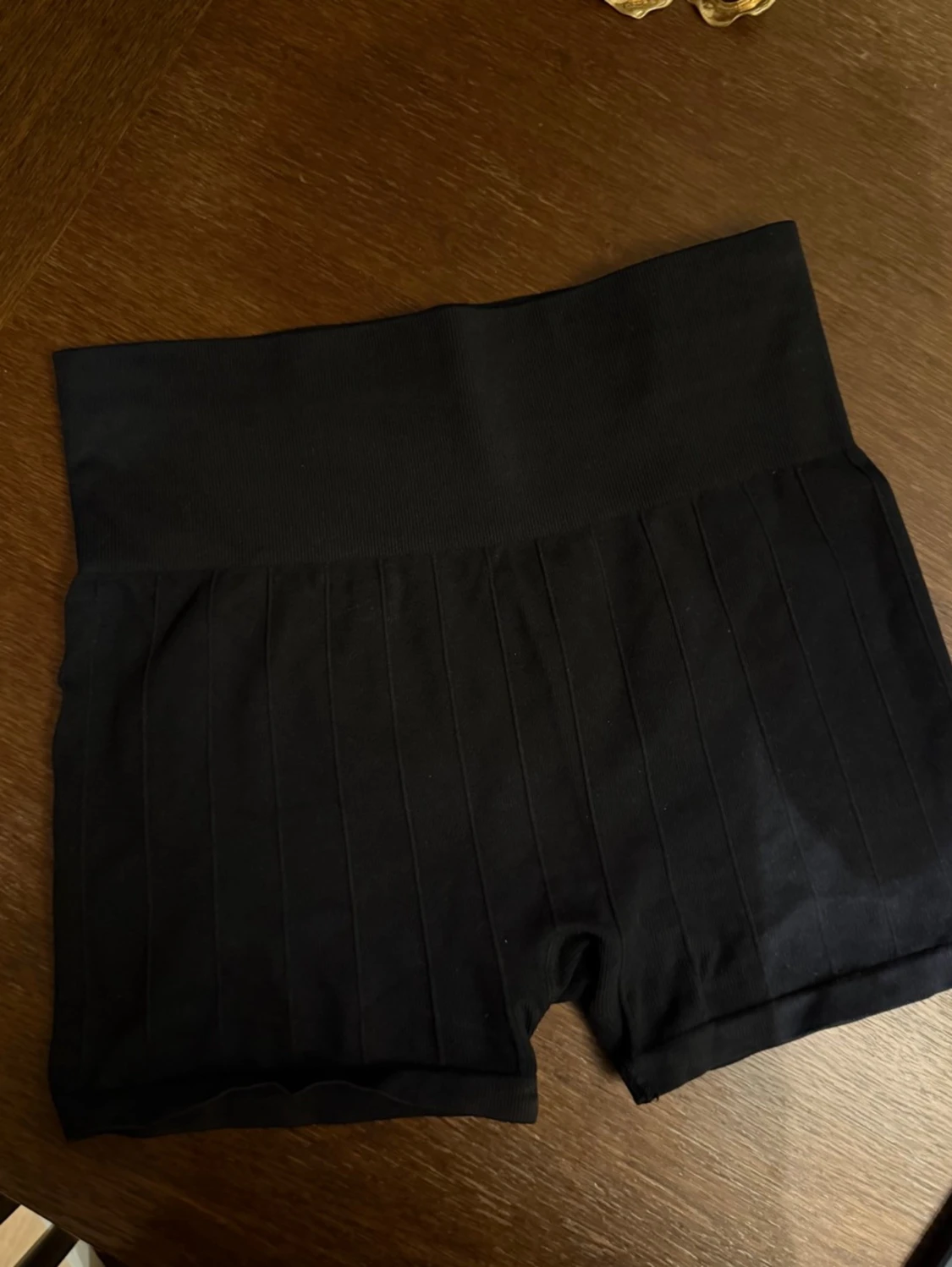 Svarta högmidjade shorts från H&M Sport