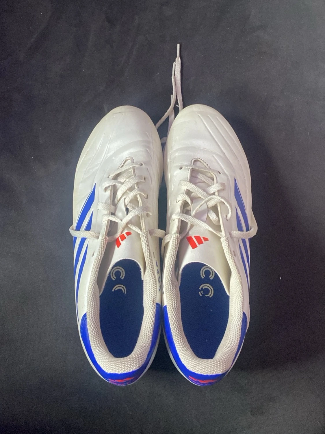 Vita Adidas fotbollsskor med blå ränder - 1