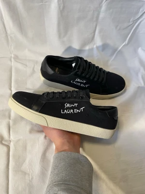 Saint Laurent skor - Säljer ett par helt nya Saint Laurent skor i storlek 43! Box och dust bag följer med. Hör av er vid minsta fundering! Pris ej hugget i sten!