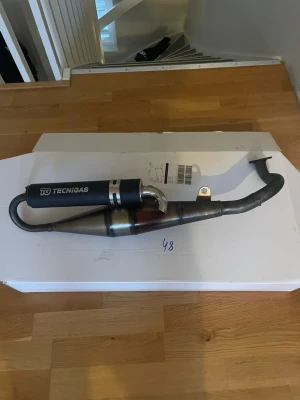  Tecnigas avgasrör - Säljer ett svart avgassystem från Tecnigas till moped. Det är i super bra skick och väldigt bra rör till dig som vill att mopeden ska gå lite snabbare. 