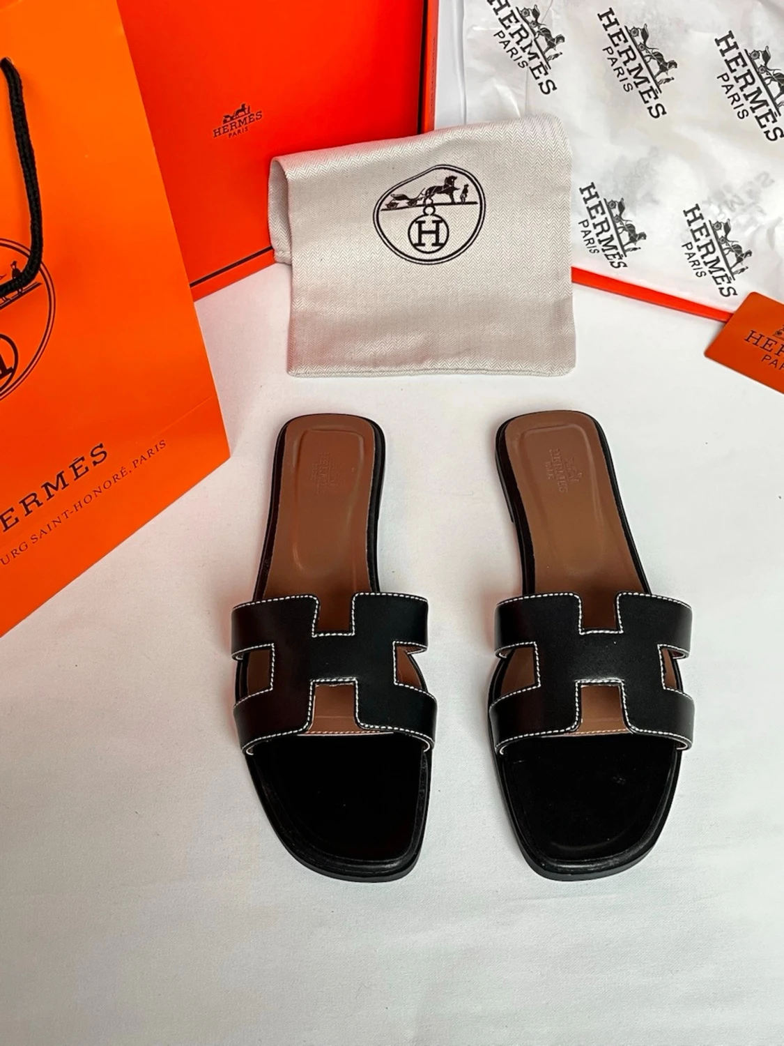 Svarta Hermès Oran sandaler