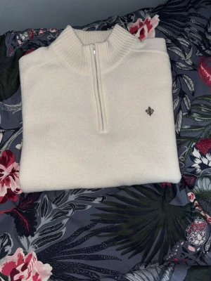 Morris quarter zip - Tjenare, säljer min fina Morris hoodie då den inte kom till användning. Använd endast en gång och har inga tecken som helst på slitage. Hör av er vid frågor
