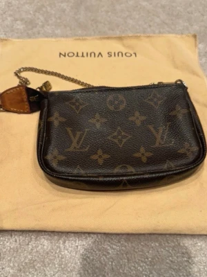 Louis Vuitton mini pochette  - Louis Vuitton mini pochette monogram🌸 Superfint skick. Dustbag medföljer