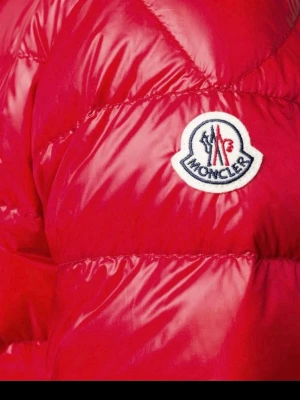 Röd pufferjacka från Moncler - Säljer en riktigt snygg röd pufferjacka från Moncler med klassisk glansig finish och broderad logotyp på bröstet. Jackan har en puffig design som håller dig varm och stilen är både trendig och sportig. Perfekt för kalla dagar när du vill sticka ut. Storlek M passar dig som är mellan 170-180 cm normal passform nypris ca 11k