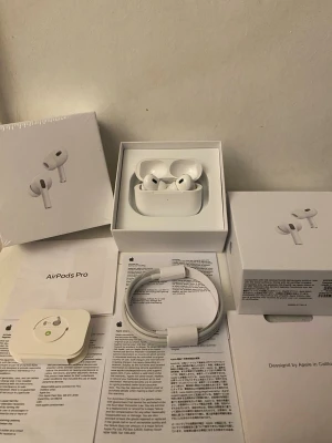 AirPods Pro   - Säljer Oanvändt par av AirPods Pro!!! Kommer med earplugs i olika storlekar, kommer ej med laddare. 