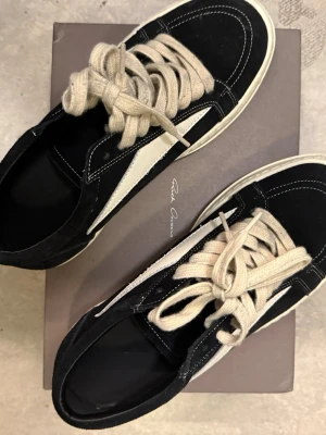 Rick Owens vintage low - Rick owens vintage low skor, jag promenerar flera gånger i de. bra kvalitet