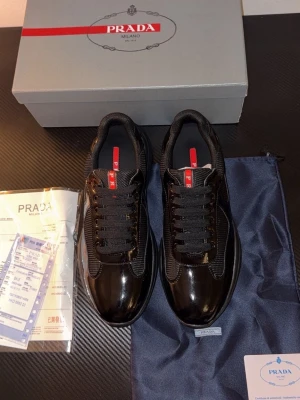 Prada skor - Helt nya och oandvända Prada skor storlek 43. Allt på bilden medföljer. Nästan som rikti