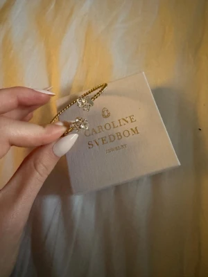 Caroline Svedbom armband - Superfint armband från Caroline Svedbom med 3 slags olika stenar. Armandet är knappt använt och har inga synliga defekter heller. Säljer då jag inte använder de längre