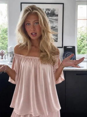 Sommartopp - Såå fin rosa off-shoulder topp i 100% silke 💗 märket är Blumarine (vintage italiensk). storlek XS , endast använd fåtal gånger -som ny!! Nypris 2500 kr 