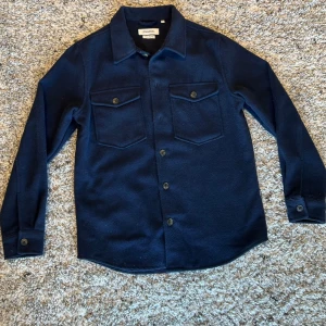 Mörkblå overshirt från Strömsbergs  - Skön overshirt från Strömsbergs som är riktigt snygg