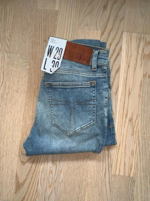 Ljusblå slim fit jeans från Tiger of Sweden - Sprillans nya slim fit jeans från Tiger of Sweden. Ordinarie pris: 1200.