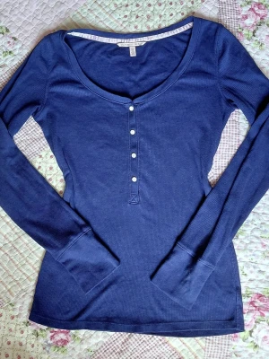 Vintage Y2K henley - Rätt tunn i materialet, men i gott skick. Skriv vid frågor❤️