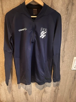 Ifk Göteborg x craft träningströja - Säljer en blå långärmad träningsjacka från Craft med IFK-logga på bröstet. Nypris är runt 1200 kr men säljes betydligt billigare. Jackan har halv dragkedja framtill och är tillverkad i ett lätt och funktionellt material som passar perfekt för sport och träning. Hör gärna av dig med funderingar eller prisförslag!