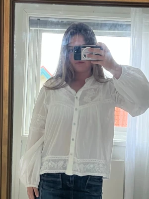 Vit Zara blus - Vit Zara blus med broderier. Helt ny och oanvänd. 