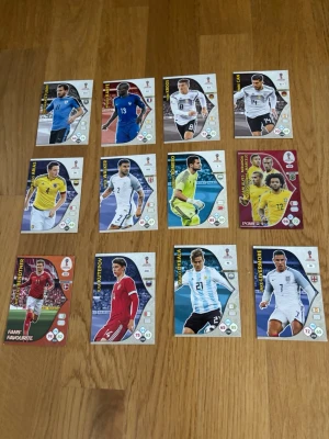 Panini Adrenalyn XL VM 2018 samlarkort - Säljer ett set med officiella Panini Adrenalyn XL samlarkort från FIFA World Cup Russia 2018. Korten har färgglada motiv med fotbollsspelare och landslag, och är tillverkade i glansig kartong. Perfekt för dig som gillar fotboll och samlarprylar. Skicka för mer information!