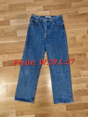 Levi's Ribcage Jeans - Använda men i mycket bra skick. Passar mig som är en M. Kort längd, passar 160 och mindre. Högmidjade. Nypris 1400kr.