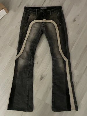 Jeans - Jeans från Sexy Woman, osäker på storlek tror XS/S. En knapp har ramlat av (följer med) men funkar fortfarande att använda.