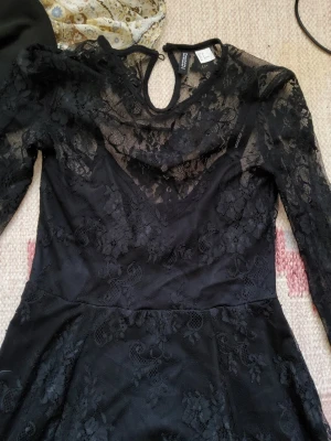 Svart klänning - Goth klänning med rosmönster i mesh. Jättefin. Second hand