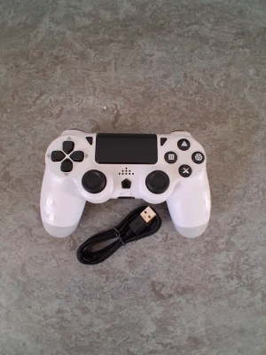 Vit trådlös handkontroll PS4 - Helt ny kontroll men slad som man kan kopla till pc har ni funderingar eller är sugen skriv till mig.