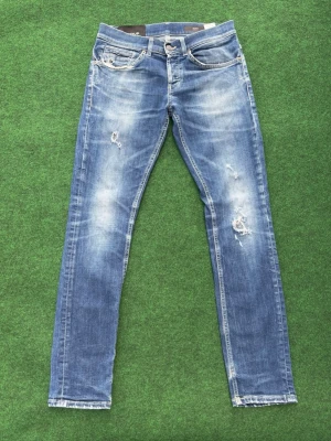 Feta Dondup Jeans  - Säljer ett par Dondup jeans i modellen George Skinny Fit. Storlek: W30. 103 cm lång   Jeansen är i mycket fint skick utan några defekter. Lappen på insidan är delvis av, men det påverkar inte användningen och syns inte när de bärs. I övrigt är de i toppskick med snygg passform och tvätt.