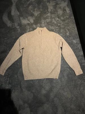Quarterzip uniqlo - Knappt använd soufflé yarn knit Quarterzip från Uniqlo.