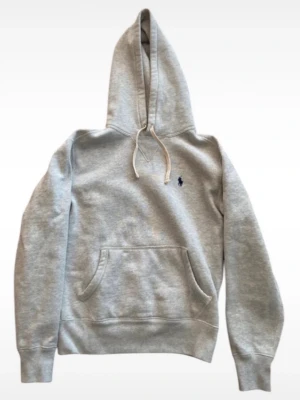 Grå Ralph lauren hoodie - Säljer denna snygg grå ralph lauren hoodie i mycket bra skick, inga defekter. Storlek S!