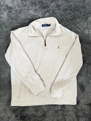 Ralph Lauren Quarter Zip - Beige Ralph Lauren Quarter Zip i storlek M, använd i bra skick. Riktig fin till sommaren och köptes för ungefär 1 år sedan.