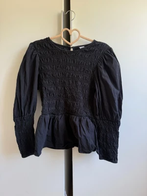  smockad blus - Såå fin svart smockad blus volang nertill och lite puffärmar🩷🩷