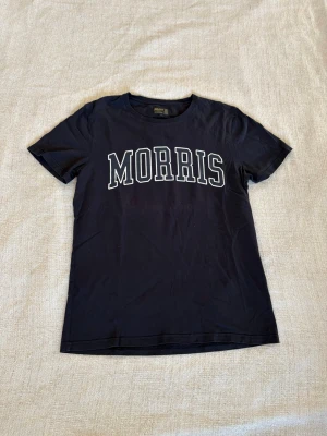Morris T-shirt  - Perfekta lösningen på sommarens klädes problem. En T-shirt i fint begagnat skick utan några konstigheter och som har mycket kvar att ge. Dessutom med ett pris på en femtedel av nypriset. Tveka inte på att slå till! (Postar inom 24h)